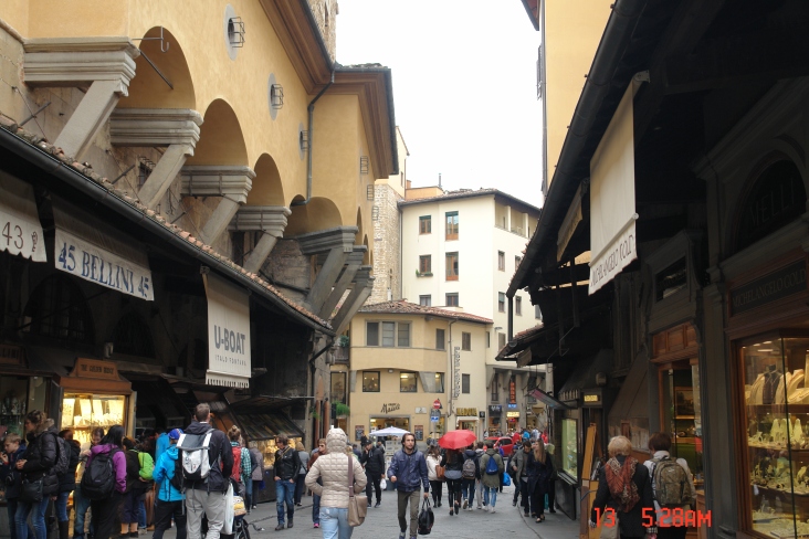 shoppers in Ponte Vecchio